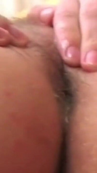 Une hétéro sexy se masturbe par son meilleur ami