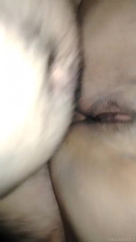 親友がお尻を犯され、ナスをマンコに押し込み、中出しでアナルセックス