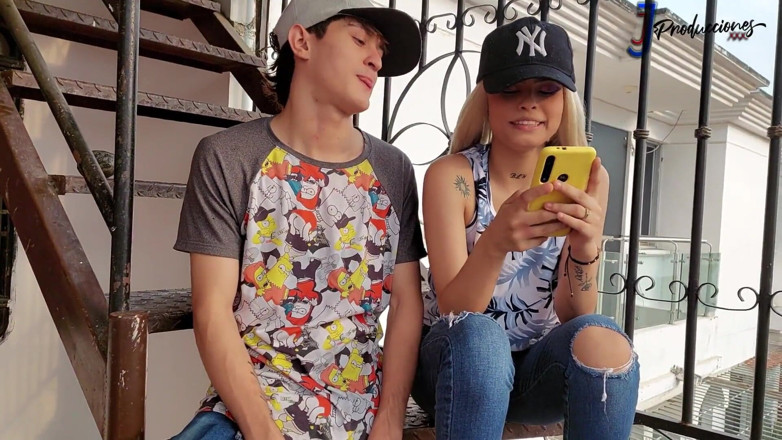 RASHEELHILLS: 我继妹的婊子看到我来了，我们就在房子的窗户上做爱了
