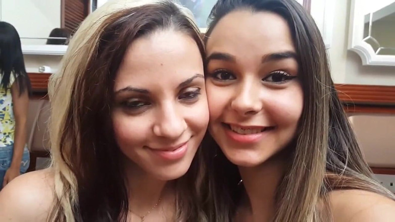 FetishKing: Lesbian Kissing the Queue to Kiss Top Girls