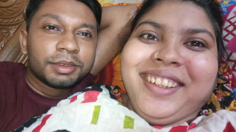 Desivideo: Indiancă Desi Bhabhi se distrează cu soțul ei 2025
