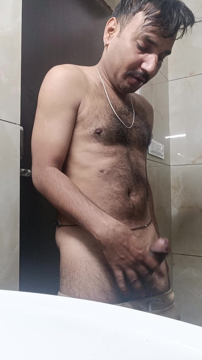 Rajasthani-old-lover: Indian desi Man se bucură de duș și Spectacol de Masterbation...