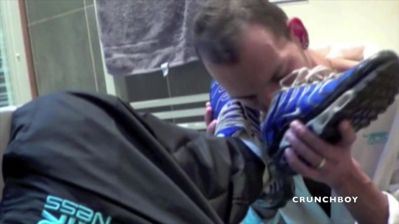 Sneaker gay: Sniffa sketarna suger kukmästare