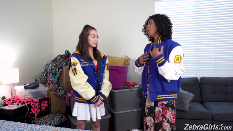 Zebra Girls: September Reign și Spencer Bradley face sex lesbian