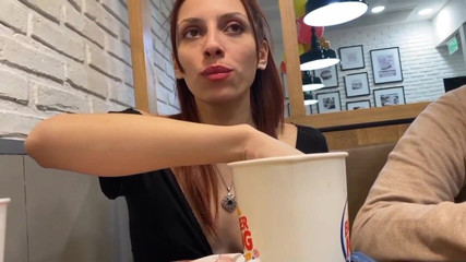 Lynn Scream: Publicl sakso ve Burguer King'in banyosunda sikiş + sokakta teşhircilik!