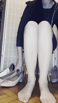 Předvádím své podpatky a lodičky na nylonových nohou POV