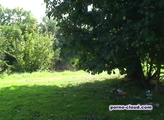 Porno Cloud: 一对情侣的户外性爱