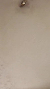 Retenir ma respiration sous l’eau pendant que je me masturbe à poil