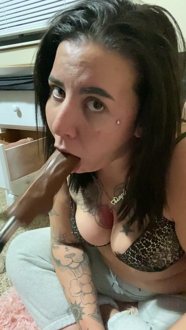 MzKiTTy91: Белая девушка с большой шикарной задницей, милфа делает грязный минет дилдо из большого черного члена