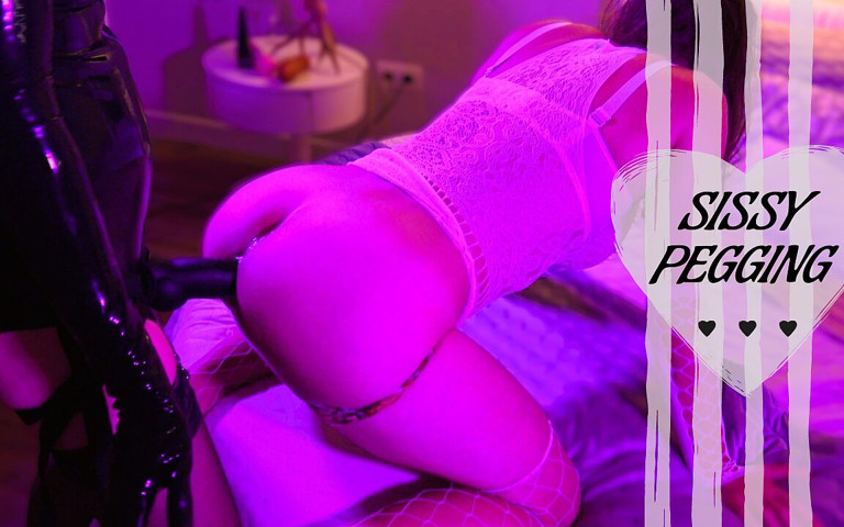 Pegging My Sissy Gurlfriend (Fetish Explorers)