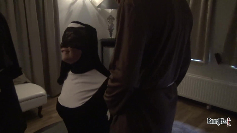 Cumbizz: Teen nun got surrounded by the step brothers blowbang