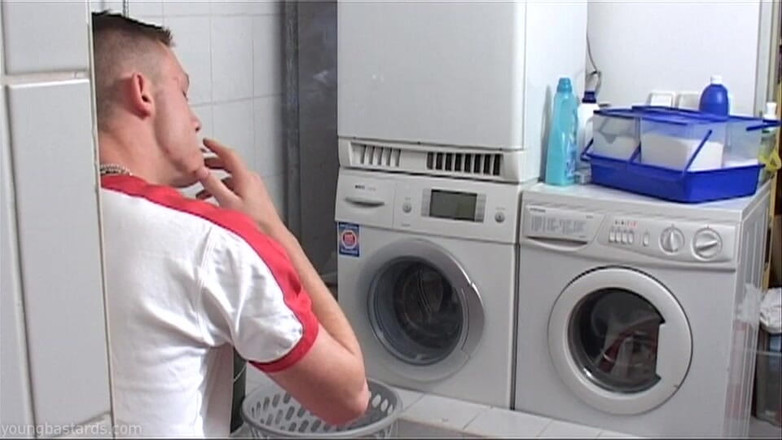 Young Bastards: 撒尿和 Spunk