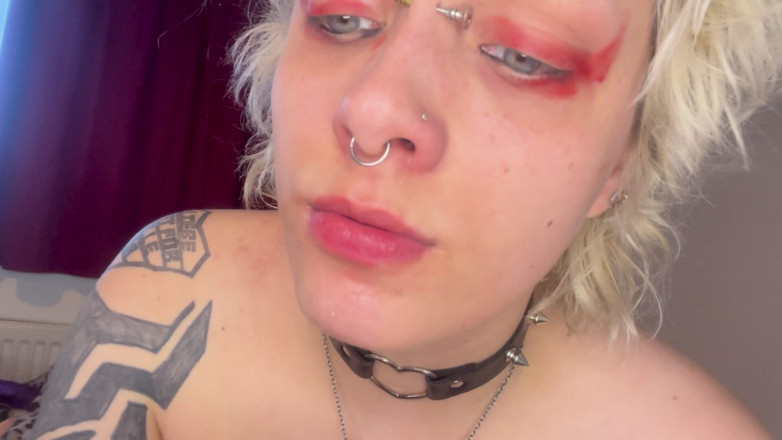 Glitterqueen1999: Winziger mann schleicht sich an den schwanz-blowjob meines freundes