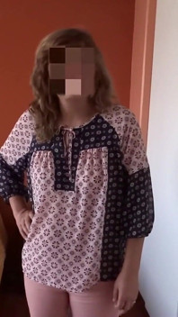 Пасынок показывает мне свой большой жесткий член и просит меня показать ему мои сиськи, чтобы он смог кончить