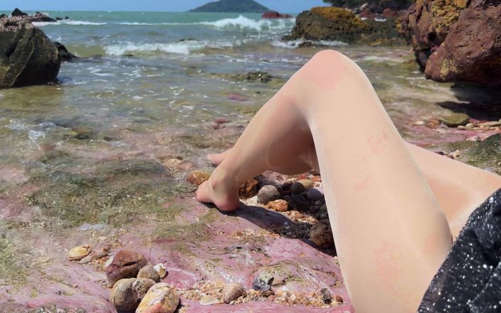Shiny teens: 831 Błyszczące mokre rajstopy na morzu