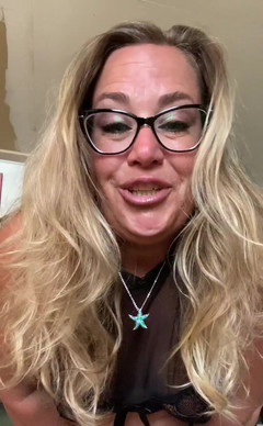 Lily Bay: Ținută nouă!! Yay mă simt bine! Cineva are nevoie de...