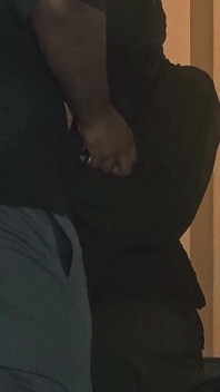 집에 혼자 있는 동안 정원사의 자지를 따먹는 걸 좋아해