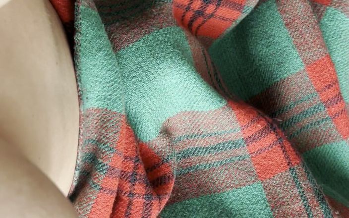 Lesbian-candys: Ma voisine timide fait un cunnilingus sous la couverture