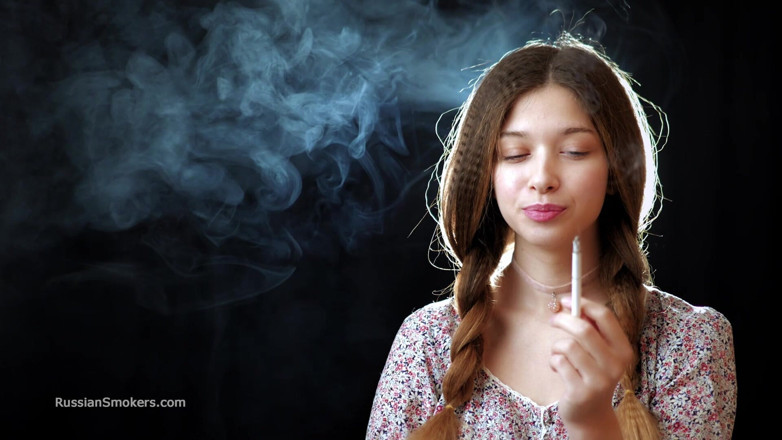 Russian Smokers: สาวรัสเซียเซ็กซี่สูบบุหรี่หยอกล้อช้าๆ