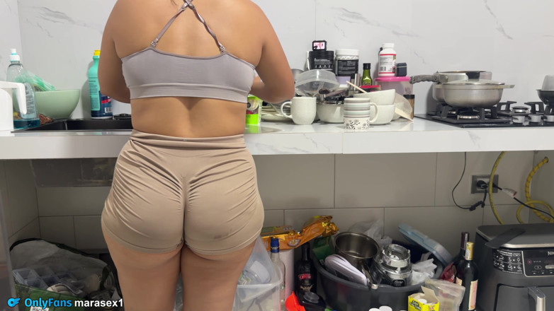 Pronoia Mey: Mature Stepmom of Grnan Ass Very Horny in the Kitchen