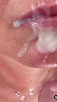 Blowjob, als er meinen porno auf laptop mit viel sperma guckt