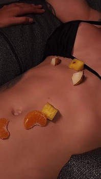 La voglia di dolce del mio coinquilino: frutta servita sopra gli addominali.