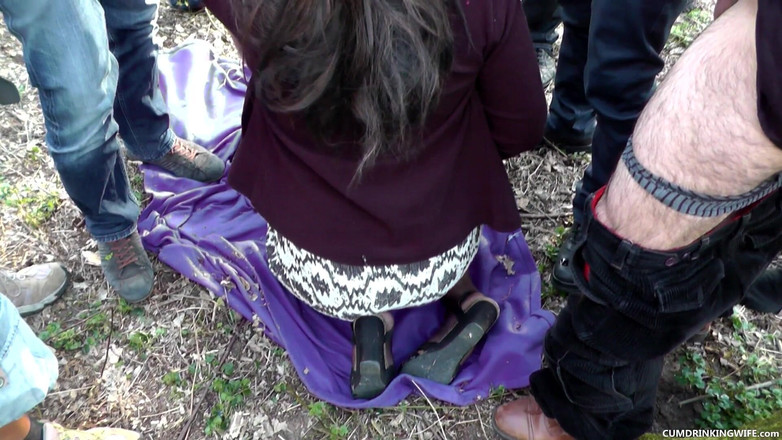 Cumdrinking Wife: Gangbang con 15 hombres en el bosque
