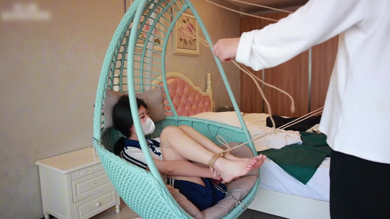Asian bondage: แฟนสาวนักศึกษามหาวิทยาลัยเท้าเปล่า เท้าถูกแขวนด้วยเชือก มือถูกใส่กุญแจมือ