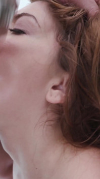 Cintia Lara ek baar men 3 leti hai