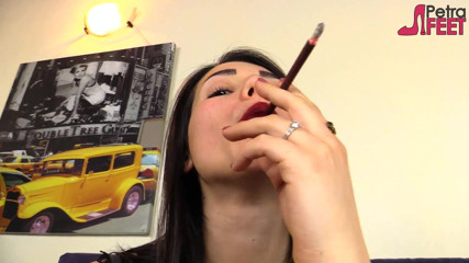 Smokin Fetish: Krásná italská dívka kouří doutník zblízka