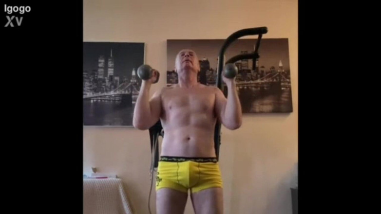 Alex Igogo: Reifer Mann trainiert, raucht und wichst