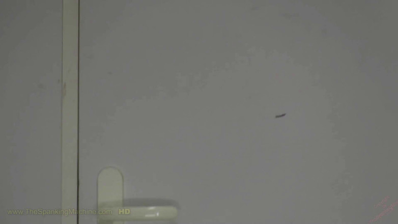 The Spanking Machine: Naomi1 Klapsy Maszyna - Biczowanie Gołymi Plecami