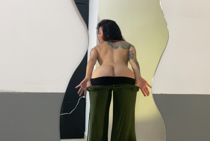 SoyMarce: Ce n’est pas des règles, elle devant le miroir