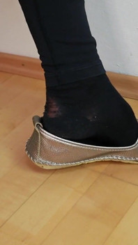 Meias pretas usadas e sapatos prateados sujos - provocação real de calçados em leggings