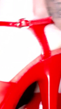 Extendiendo mi coño rosa carnoso en tacones