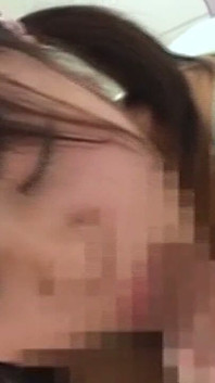 Brunetka Teen dává vášnivé nedbalé kouření na posteli