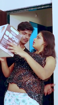 Prsatá dáma tvrdě ošukaná poslíčkem