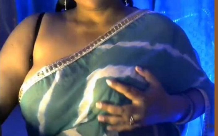 Hot desi girl: Caliente sexy lady bhabhi mostrando sus hermosas tetas manteniendo su...