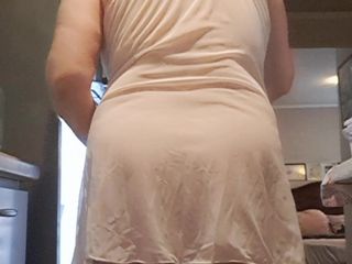 Mommy big hairy pussy: Mama vitregă sexy în bucătărie