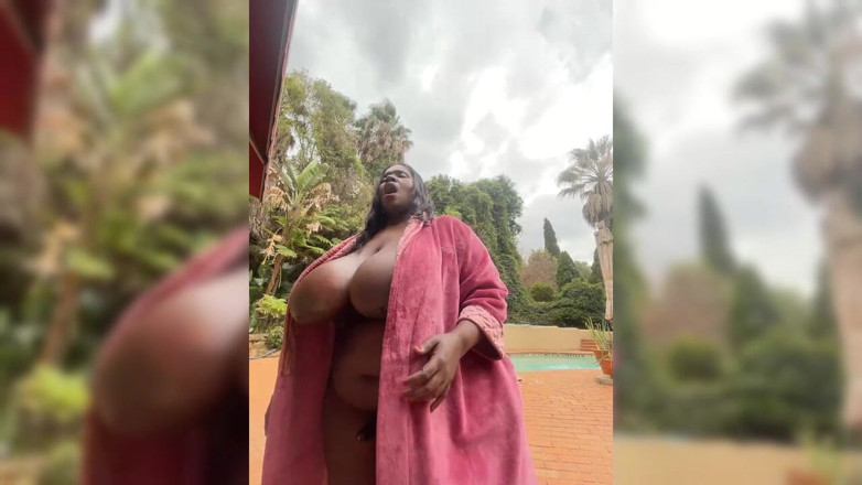 Legendary Booty Overdose: Ébano SSBBW MILF stripteasing ao ar livre