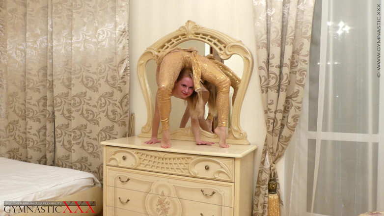 Gymnastic: 금발 드레스를 입은 발레리나