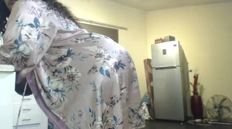 Legendary Booty Overdose: Dojrzała SSBBW pluje na gigantyczne i wibrator dokucza