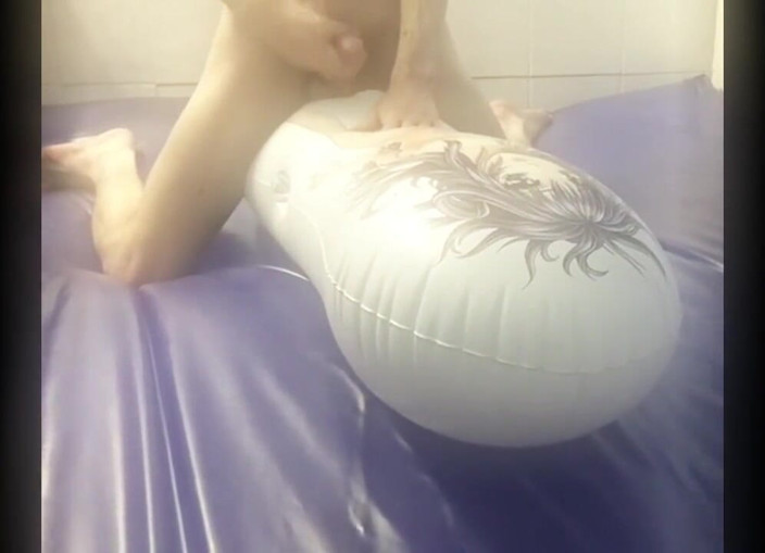Aussie bi boy: Jebanie poduszki miłosnej Asuka na wolnym łożu wodnym