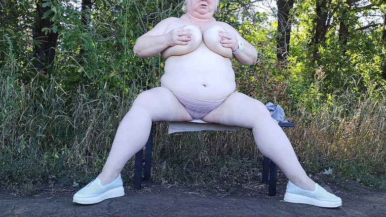 Zona901: Une amie dans le parc se déshabille et se masturbe...