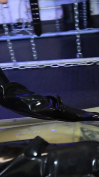 Vacbed Squirting: mistressae si diverte con trasluscente Vacbed e funnel