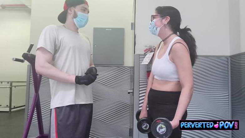 Perverted POV: Model Onlyfans mendapat konten dari pria di gym
