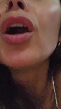 건조기에서 머리를 박고 나가는 데 도움을 받는 귀여운 마누라