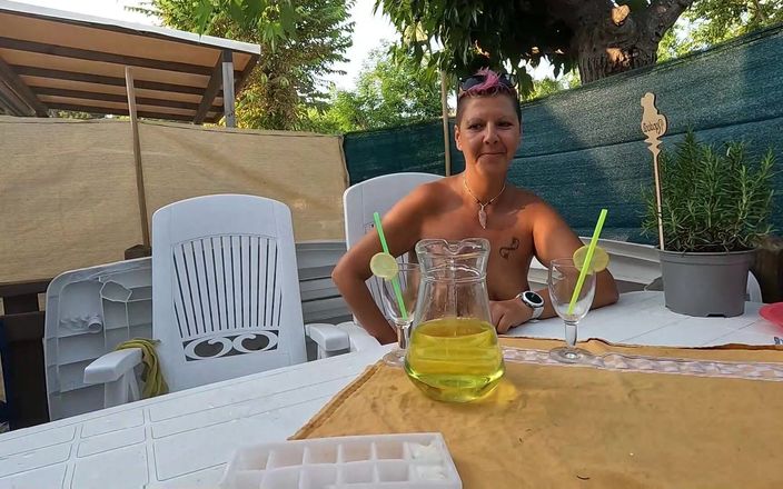 bekycarril: Vi dricker en blandning av färsk kissa och frysta spermaknullar