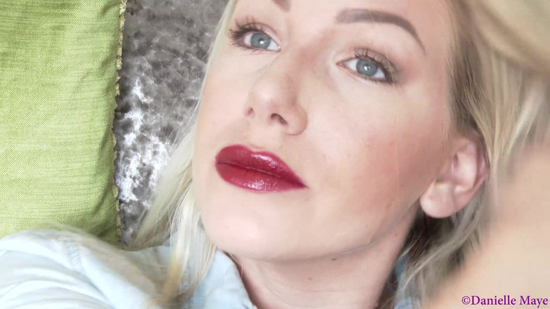Danielle Maye: Lippenstift-Yawn