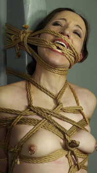 Mila l’esclave étroitement attachée dans un orgasme tourment avec bondage à la corde et orgasmes attachés